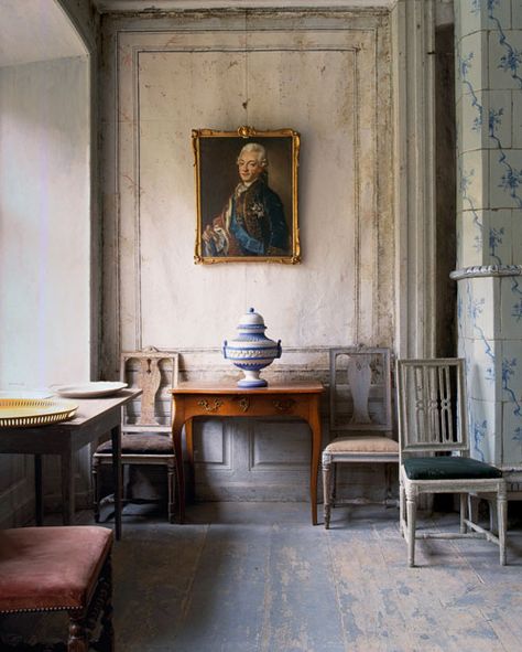 A former curator of the National Museum in Stockholm, Lars Sjöberg was an early champion of the restoration and preservation of 18th-century Swedish homes and antiques. The Gustavian interior above is from Sjöberg’s own home. Gustavian Interiors, Swedish Gustavian Style, Swedish Interiors, Gustavian Furniture, Vibeke Design, Gustavian Style, Swedish Style, Scandinavian Interior Design, Swedish Design