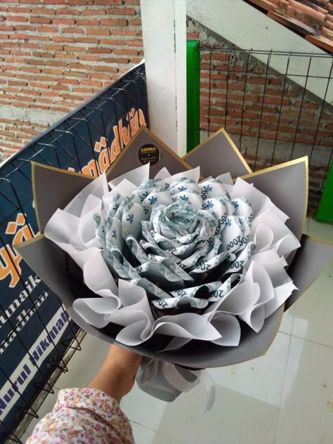 Buket Uang ini dibuat sesuai pesanan dengan nominal uang 2.000an dan banyaknya uang 50 lembar Bucket Uang 2000 An, Bucket Uang Wisuda, Bucket Uang 50 Rb, Bucket Uang 5 Ribu, Money Bouquet Rupiah, Bouqet Uang, Bucket Money, Money Buket, Bucket Gift Ideas