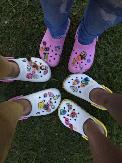 Crocs Vsco, Croc Jibbitz Ideas, Croc Outfits, Jibbitz Ideas, Cool Crocs, Croc Jibbitz, Crocs Fashion, Crocs Jibbitz, Shoe Inspo