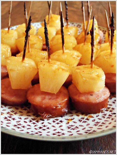 Glazed Kielbasa Pineapple Bites, Kielbasa Pineapple, Tropisk Fest, Mozzarella Sticks, Smitten Kitchen, Finger Food Appetizers, Kielbasa, Christmas Party Food, Christmas Appetizers