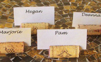 Crafts a la mode : Awesome and Fun DIY Cork Projects Cork Place Card Holders, Cork Place Cards, Rustic Party Favors, Wine Cork Place Card Holder, Card Holder Diy, Leftover Wine, Wine Cork Projects, Cork Crafts Diy, Wine Cork Diy