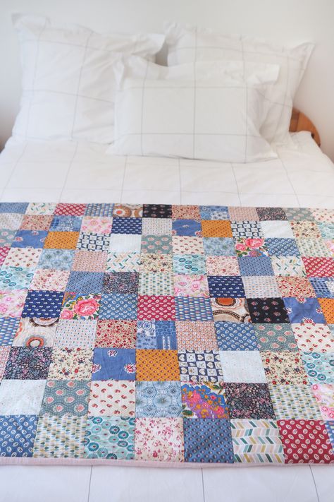 DIY couture - plaid / édredon en patchwork (via mercipourlechocolat.fr) #diy #couture #patchwork Diy Patchwork Quilt, Plaid Diy, Patchwork Diy, Quilt Patchwork, Patchwork Quilting, Patchwork Fabric, Patchwork Patterns, White Quilt, Patch Quilt