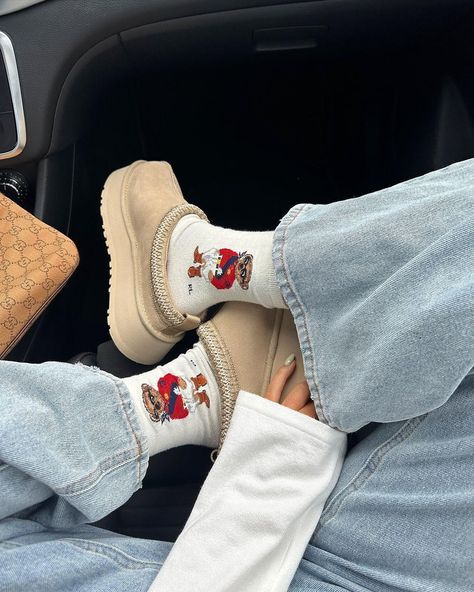 FOLLOW @wild.dasy ✦ INSPO | CONTENT CREATION • Instagram Ugg Season, Brown Uggs, Christmas Slippers, Comfy Winter, Sock Outfits, Uggs Outfit, Women's Spurs, Cozy Aesthetic, Fall Fits