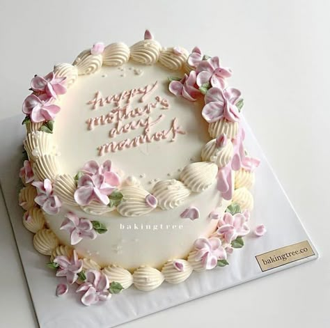 Vintage Flower Cake Birthday, Delicate Cakes Birthday, Pretty Birthday Cakes Flowers, Sweet 16 Flower Cake, Floral Round Cake, Vintage Cakes Birthday Aesthetic, Vintage Mini Cake, Vintage Cake With Flowers, Pretty Birthday Cakes For Teens