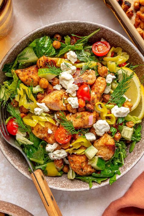 Sheet Pan Greek Chicken and Chickpea Salad Sheet Pan Greek Chicken, Greek Burger, Greek Chickpea Salad, Energy Bites Healthy, 30 Min Meals, Recipe Sheets, Crispy Chickpeas, Greek Chicken, Best Food Ever