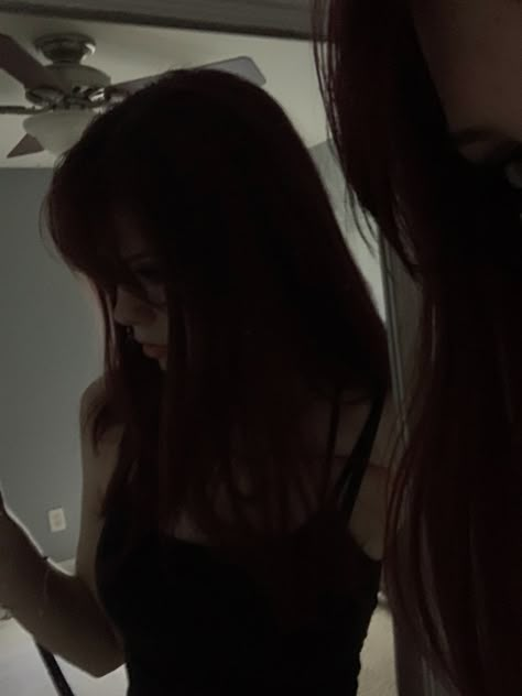 Red Hair Goth Aesthetic, Goth Mirror Selfie, Grunge Mirror Pics, Emo Selfie Poses, Grunge Selfie Ideas, Red Hair Mirror Selfie, Grunge Girl Aesthetic Dark, Eleanor Core, Y2k Thirteen