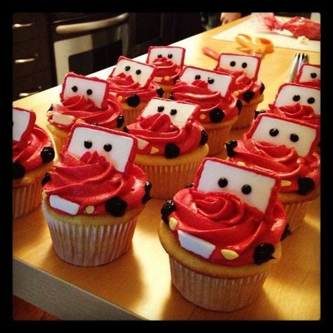 Cars Lightning McQueen Cupcakes - in chocolate frosting, these could be Mater Cars Cupcake Cake, Disney Cars Cupcakes, Car Cakes For Boys, Mac Cake, Disney Cars Cake, Auto Party, Lightning Mcqueen Cake, Cars Cupcakes, Mcqueen Cake