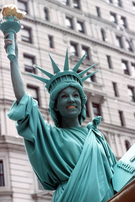 Statue Of Liberty Costume, Creepy Halloween Makeup, Art Parody, Horror Movie Characters, Lady Liberty, Halloween Makeup Looks, Costume Makeup, Diy Costumes, Movie Characters