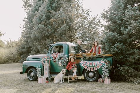 Christmas Mini Session on the Farm. Christmas photo set up with vintage Ford green truck. The Childs Farm in North Salem, IN. Yellow Lab Christmas pictures. Holiday images. Vintage Truck Mini Session, Old Car Christmas Photoshoot, Old Red Truck Christmas Pictures, Christmas Photo Truck, Green Truck Christmas Pictures, Blue Truck Christmas Photos, Vintage Truck Family Photos, Christmas On The Farm Pictures, Old Truck Christmas Photo Shoot