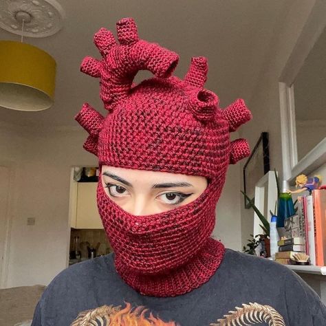 Heart Balaclava, Crochet Mask, Diy Vetement, Anatomical Heart, Ski Mask, Crochet Diy, Diy Crochet Projects, Crochet Inspo, Knitted Hat