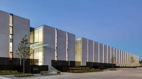 Neumann Monson completes building for Des Moines municipal services Factory Facade Design, Industrial Building Design, Warehouse Facade, Factory Facade, Warehouse Architecture, Industrial Facade, Factory Architecture, Modern Factory, Warehouse Design