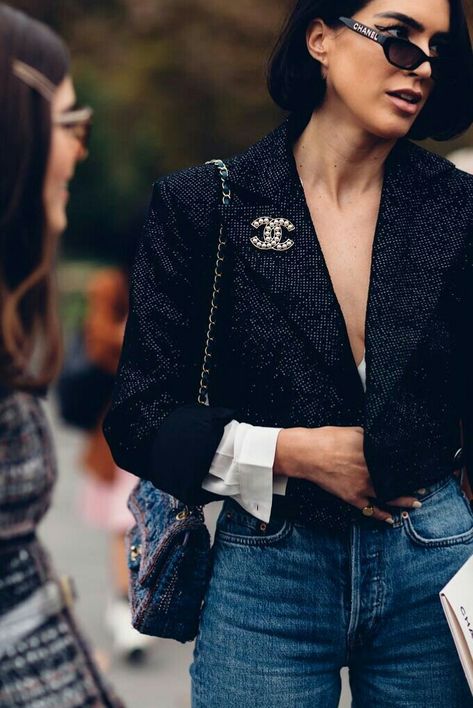 Chanel, street trends, oitfit. Photo: @moeez Chanel Brooch, Chanel Outfit, Fashion Week 2018, Paris Outfits, Street Trends, Weekend Style, Style Crush, Street Chic, Street Styles