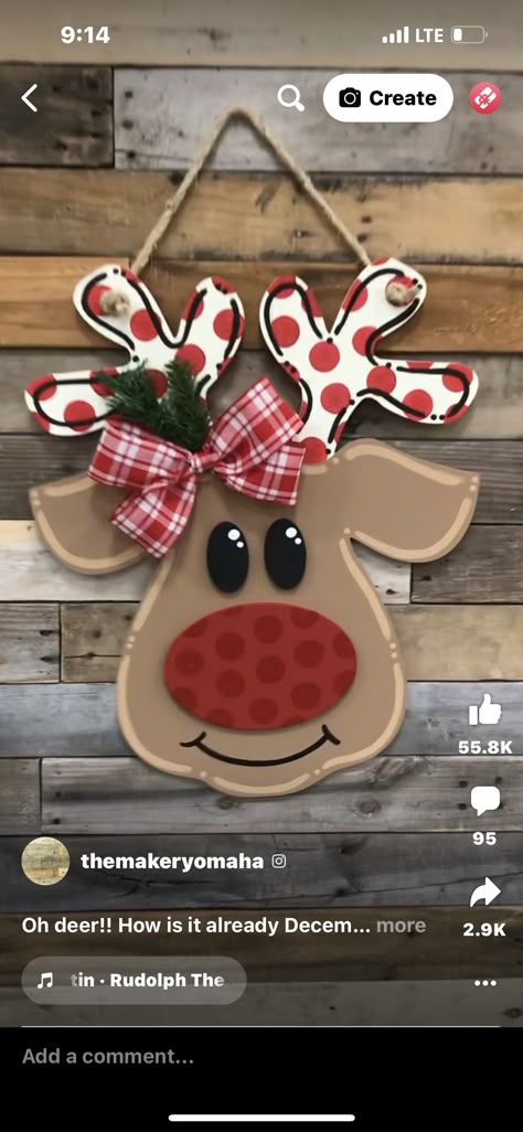 Snowman Face Door Hanger, Reindeer Faces On Wood, Reindeer Wreath Diy, Wood Reindeer Diy, Reindeer Door Hanger, Reindeer Faces, Reindeer Crafts, Holiday Paintings, Country Craft Ideas