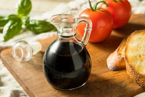 82-Year-Old Japanese Nutritionist’s Healthful Banana Vinegar Recipe Balsamic Vinegar Substitute, Jus Anggur, Food Substitutions Healthy, Types Of Vinegar, Banana Health Benefits, Sistem Pencernaan, Program Diet, Vinegar And Honey, Food Substitutions