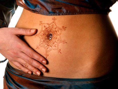 Belly Button Tattoos, Belly Button Tattoo, Tattoo Sonne, Belly Henna, Button Tattoo, Henne Tattoo, Cute Henna Designs, Cute Henna Tattoos, Jagua Henna