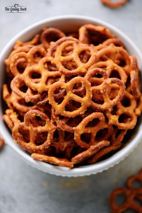 cheese pretzel twists top view Garlic Pretzels, Cheese Pretzels, Ranch Pretzels, Popcorn Oil, Seasoned Pretzels, Dinner Board, Pretzel Snacks, Gunny Sack, Pretzel Cheese