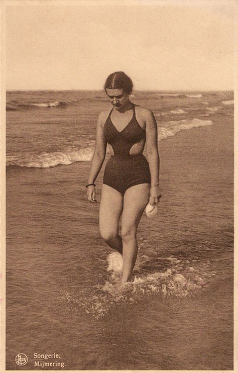 Before Bikini Era – 36 Glamor Female Swimsuits in the 1930s That You May No… Vintage Beachwear, Lily Elsie, Retro Swim, Photo Mode, Retro Swimwear, Vintage Bathing Suits, Francis Bacon, Vintage Swim, Maria Callas