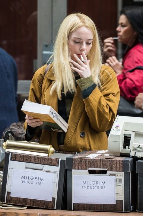 Women Reading : Ornery, scandalous, and evil Justin Theroux, Woman Reading, Elle Fanning, Emma Stone, 가을 패션, New Yorker, Look Cool, Role Models, Women's Style