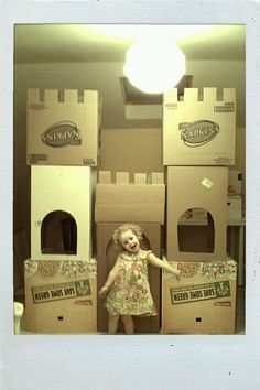 My dad used to make the BEST playhouses out of cardboard boxes!!! Cant wait to do this with my little girl <3 Disney Props, Box Castle, Knight Birthday Party, Castle Party, Girls Playhouse, Kids Castle, Cardboard Castle, Knight Party, Medieval Party