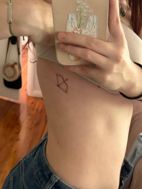 Style Tattoo Taylor Swift, Tattoo Ideas Bow And Arrow, Taylor Swift Trio Tattoo, Tattoo Ideas Reader, Tsoa Tattoo Ideas, Bow N Arrow Tattoo, How And Arrow Tattoo, Try Try Try Tattoo Taylor Swift, Taylor Swift Small Tattoo Ideas