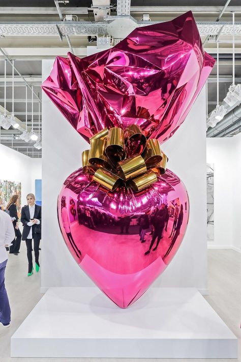 Valentines Installation, Jeff Koons Art, Jeff Koons, Balloon Art, Art Basel, Pop Up Store, Heart Art, Valentin Nap, Valentine Decorations