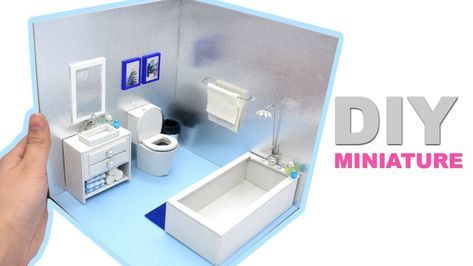 Diy Doll Toilet, Bathroom With Toilet, Dolls Miniature, Dollhouse Furniture Tutorials, Barbie Bathroom, Miniature Bathroom, Barbie House Furniture, Diy Barbie House, Dollhouse Bathroom