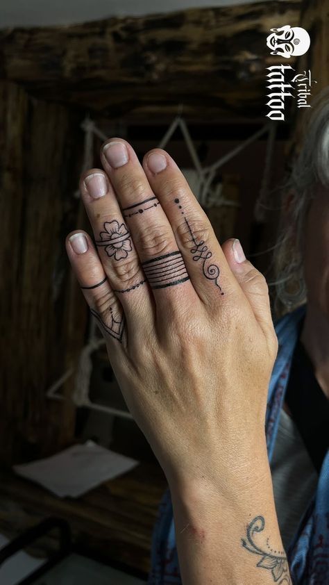 Earthy Tattoos, Cuff Tattoo, Rose Shoulder Tattoo, Finger Tats, Hand And Finger Tattoos, Henna Tattoo Hand, Finger Tattoo Designs, Hand Poked Tattoo, Geniale Tattoos