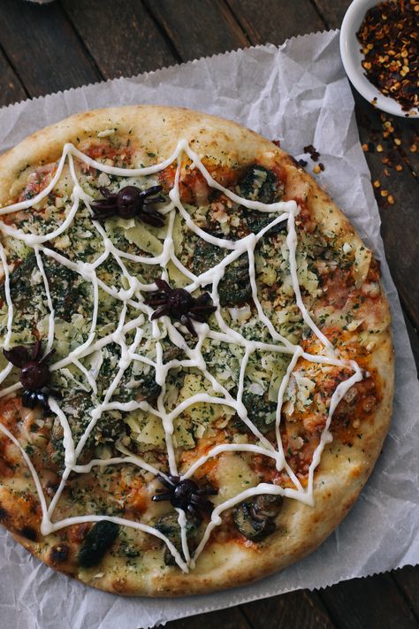 Halloween Pizza Ideas, Spooky Dinner, Pizza Aesthetic, Halloween Pizza, Recetas Halloween, Pizza Ideas, Pizza Roll, Pizza Muffins, Spooky Food