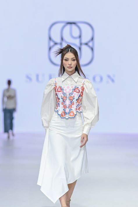 Suedeson by Kimberly Tandra presented a fresh feminine collection that encapsulated the spirit of everyday elegance. #FashionContinuum #BridgingGenerations #JakartaFashionWeek2024 #JFW2024 #WeAreJFW Jakarta Fashion Week, Fashion Week 2024, Everyday Elegance, Fashion Hijab, The Spirit, Jakarta, Mood Board, Fashion Week, Mural