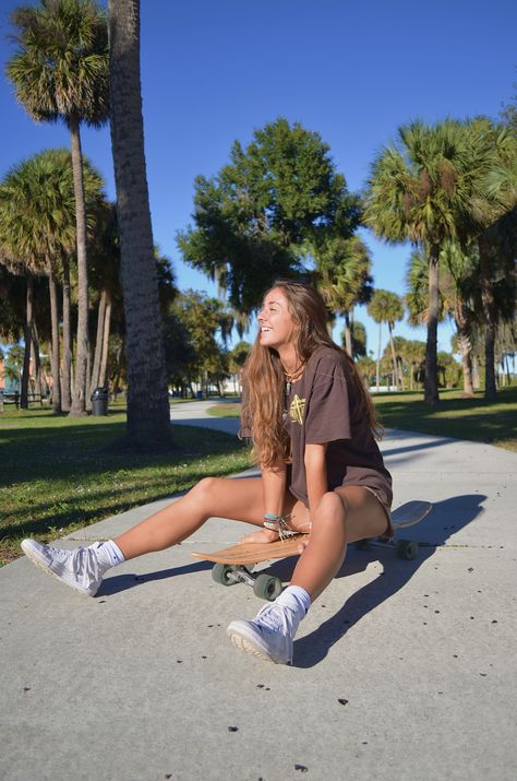 Skateboard Picture Ideas, Longboarding Aesthetic, Skateboard Girl Outfits, Skateboard Girl Aesthetic, Long Board Aesthetic, Photos With Skateboard, Beach Skater Aesthetic, Girl Skateboarding Aesthetic, Longboard Photoshoot