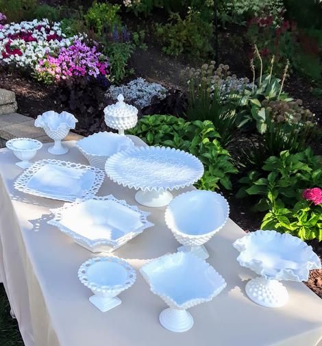 Unique Table Decor, Milk Glass Wedding, Vintage Dishes Antiques, Punch Bowl Cups, Milk Glass Decor, Milk Glass Cake Stand, Milk Glass Candy Dish, Royal Table, Candle Stick Decor