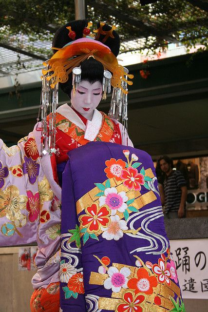 KIMONO -Oiran Purple Kimono Traditional, Oiran Hair, Oiran Kimono, Purple Kimono, Kimono Traditional, Kyoto Japan Travel, Kimono Japan, Turning Japanese, Japanese Clothing