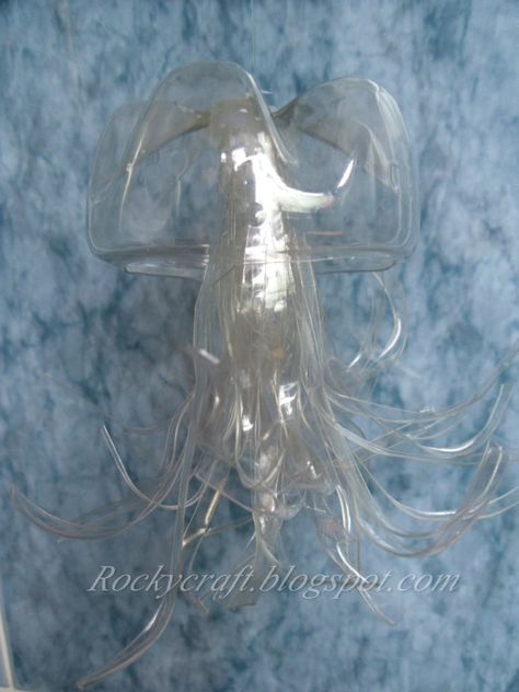 Craft Iron, Jellyfish Art, Classroom Art Projects, Sea Crafts, Fish Crafts, Under The Sea Theme, Aquatic Life, Upcycled Art, Plastic Art