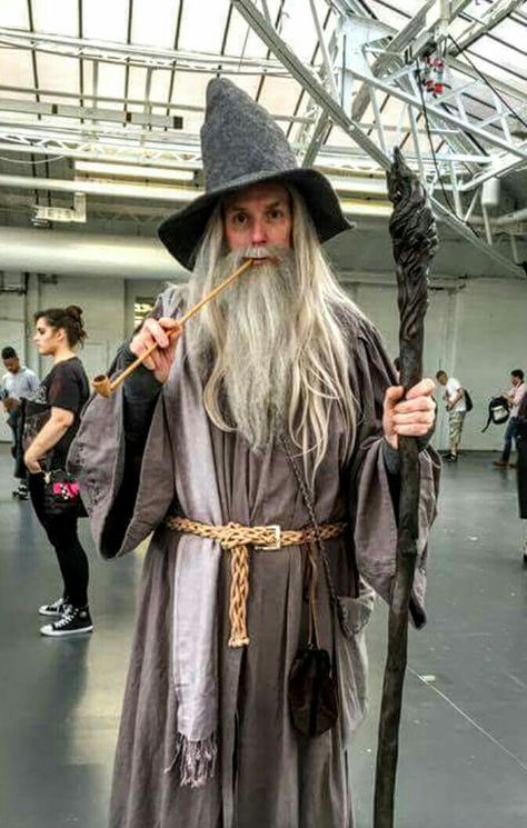 Cosplay 1st timer ➡ Gandalf  Not too shabby... 👍 #LOTR #cosplay #mpfwshop… Lotr Costume Diy, Halloween Costumes Lord Of The Rings, Gandolf Costumes, Frodo Halloween Costume, Gandalf Halloween Costume, Gandalf Costume Diy, Frodo Baggins Halloween Costume, Female Gandalf Cosplay, Gandalf Cosplay