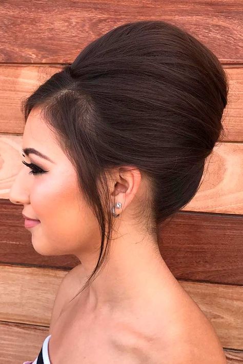 Breathe in a modern life into vintage 60s beehive hair! #glaminati #beehivehair #updos #updo 1960s Beehive Hair, 60s Updo Hair, Wig Updos, Hair Bun With Bangs, Beehive Hair Tutorial, Bouffant Hair Updo, Beehive Updo, 60s Beehive, Hair Styles Ideas