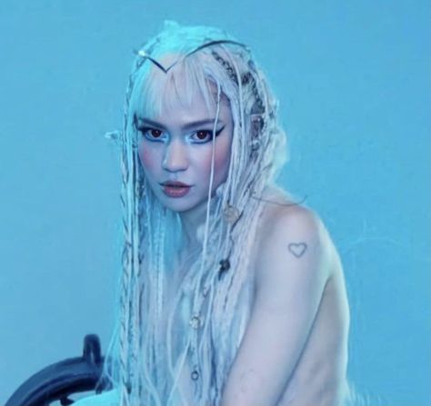 𝔊𝔯𝔦𝔪𝔢𝔰 (⌛️,⏳) ᚷᚱᛁᛗᛖᛋ on Twitter: "Fairycore… " Hair Studies, Cyberpunk Vibes, Claire Boucher, Chelsea Manning, Avatar Films, Art Angel, H.e.r Aesthetic, 3 Women, Record Producer