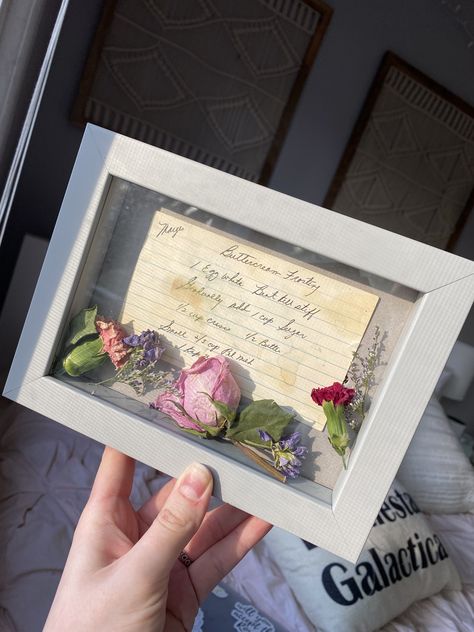 Shadow Box Dry Flower, How To Put Dried Flowers In Frame, Dried Flower Photo Frame, Shadow Box With Dried Flowers, Shadow Box For Passed Loved Ones, Shadow Box Ideas Memorial, Shadow Box Dried Flowers, Memory Shadow Box Ideas, Memorial Shadow Box Ideas