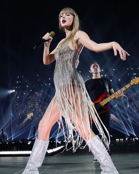 Estilo Taylor Swift, Taylor Swift Fearless, Paris Tours, Taylor Swift Outfits, Taylor Swift Videos, Taylor Swift Wallpaper, Taylor Swift Fan, In The Spotlight, Welcome To