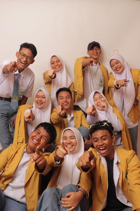 Group Photo Studio Posing Ideas, Studio Group Photoshoot Ideas, Unis Group Photo, Outfit Foto Studio Sahabat, Group Picture Poses, Group Pictures, Picture Poses, Best Friends