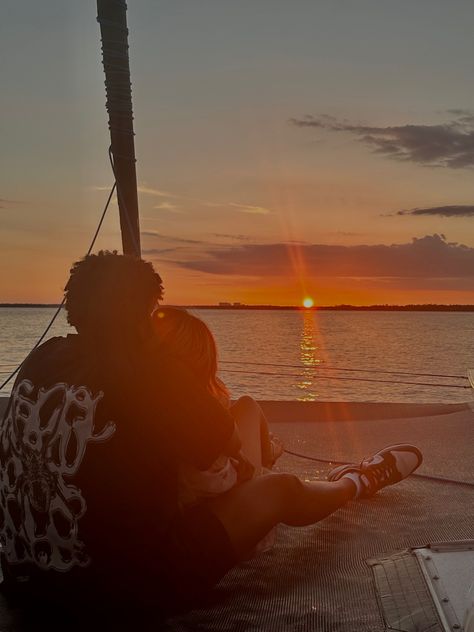 Couple seeing sunset on boat sunset view couple picture idea Cute Aesthetic Sunset, Aesthetic Sunset Pictures, Couple Sunset, Watching Sunset, Boat Sunset, Couple Picture, Love Wishes, Love Boat, Back Pictures