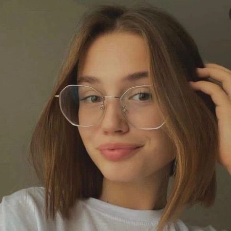 Glasses For Oval Faces, Short Hair Glasses, Glasses For Round Faces, Cute Glasses Frames, Classy Glasses, Glasses Frames Trendy, Glasses Inspiration, Fancy Glasses, Girl Oc