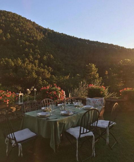 Tuscany Aesthetic, Cottage Party, Italy Party, Outdoor Dinner Parties, Dinner Party Summer, Summer Garden Party, Cottage Core Aesthetic, Summer Dinner, Italian Summer