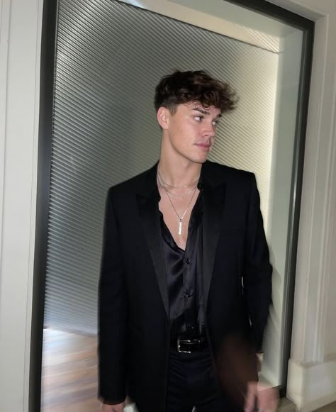 Graduation Outfit Aesthetic, Prom Men Outfit, Glitz And Glam Outfit, Graduation Outfit Ideas Men, Prom Outfits Men, Aesthetic Hacks, Glam Party Outfit, Black Angel Costume, Men Graduation Outfit