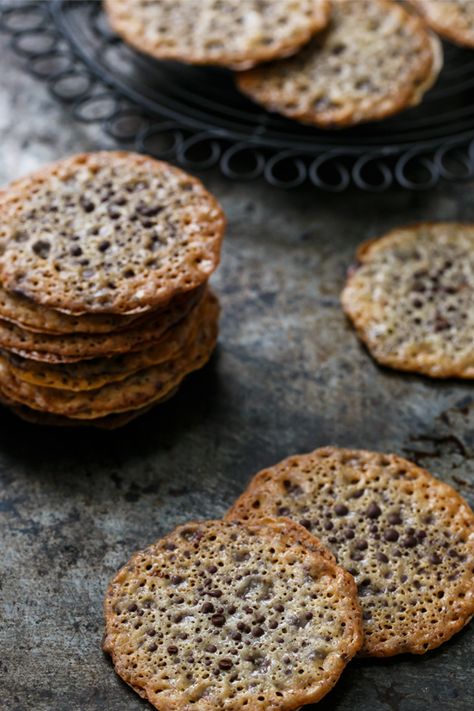 Chocolate-Filled Almond Lace Sandwich Cookies Lace Cookies, Cookie Inspiration, Foods With Gluten, Sandwich Cookies, Cookies Recipes Christmas, Almond Recipes, Mini Desserts, Cookie Monster, Christmas Baking