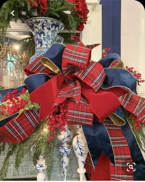 Christmas Entree, Red White And Blue Christmas, Tartan Christmas Decorations, White And Blue Christmas, Christmas Wreath Bow, Christmas Florals, Christmas Tartan, Chinoiserie Christmas, Holiday Dinnerware