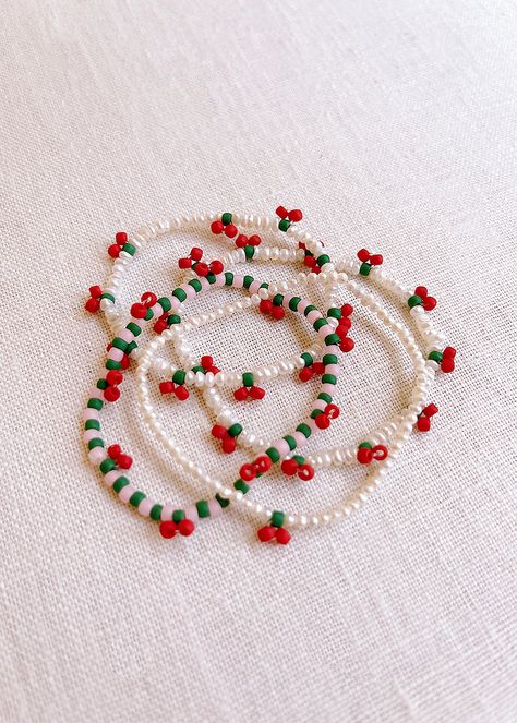 DIY Beaded Cherry Bracelet - Honestly WTF Cool Bead Bracelet Patterns, Cherry Bead Pattern, Beaded Jewellery Diy, Easy Beads Accessories Ideas, Things To Do With Beads Diy Projects, Cherry Bracelet Tutorial, Cherry Beads Tutorial, Cherry Beaded Bracelet, Cute Jewelry Diy