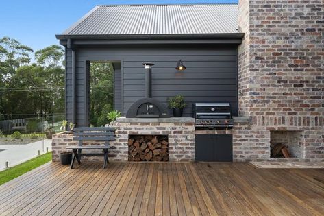 Small Backyard Kitchen, Diy Outdoor Kitchen Plans, Kitchen Build Ideas, Outdoor Pizza Oven Kits, Building Architecture Design, Dirty Kitchen Design, Dining Table With Chairs, Contemporary Backyard, Outdoor Bbq Area