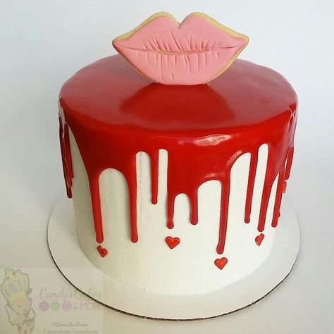 Lip cookie topper: Candys Cakes & More, facebook Lip Cake Ideas, Lip Cakes, Lips Birthday Cake, Valentine's Cupcakes, Romantic Cake, Dessert Oreo, Valentines Baking, Ganache Recipe, Valentine Desserts