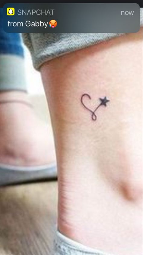 Mum Tattoo, Small Star Tattoos, Star Tattoo, Geniale Tattoos, Cute Tattoos For Women, Sister Tattoos, Dream Tattoos, Star Tattoos, Little Tattoos