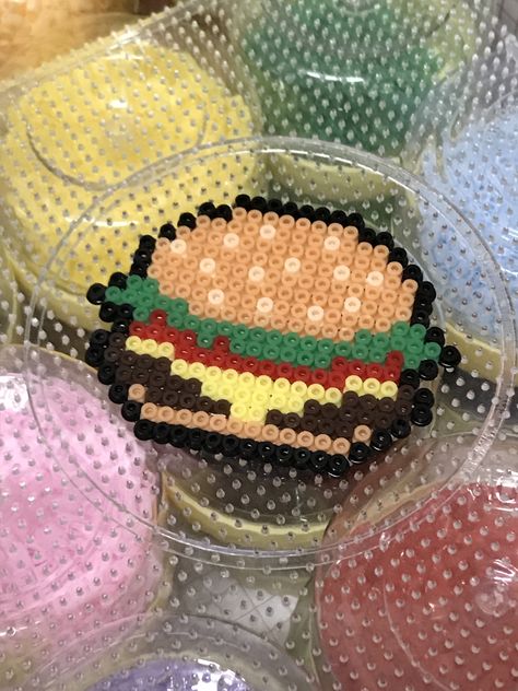 Hamburger Perler Beads, Burger Perler Beads, Perler Food Pattern, Perler Bead Food Patterns, Food Perler Bead Patterns, Burger Pixel Art, Hama Beads Food, Perler Bead Food, Food Perler Beads